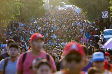 人の不法移民、メキシコから米国目指す米大統領選の争点