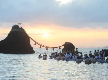 伊勢・二見興玉神社、年ぶりの「夏至祭」夫婦岩の間からご来光