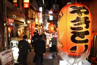 議論呼んだ「深夜の飲み屋に子ども連れ」少なくとも自治体の条例を確かめておく必要がある