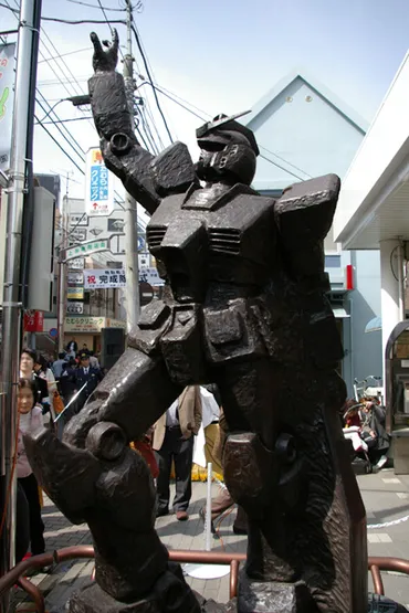 ガンダムのブロンズ像、西武新宿線 上井草駅前の大地に立つ!