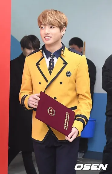 PHOTO】BTS(防弾少年団)、ソウル公演芸術高等学校の卒業式に出席゛ジョングクのお祝い゛