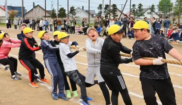 肌寒くても懸命に綱引き 札幌の小学校、運動会シーズン到来:北海道新聞デジタル