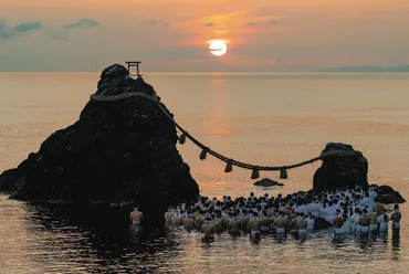 動画】はっきり見えた!夫婦岩の間から昇る朝日 三重県伊勢市の二見興玉神社で夏至祭:中日新聞Web