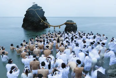 雨の中の「夏至祭」夫婦岩近くの海でみそぎ 三重・二見興玉神社の神事に200人参加:中日新聞Web