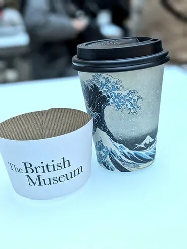 イギリス・大英博物館のカフェで見つけた「日本の芸術作品」 カップのデザインが「おしゃれすぎる」と話題