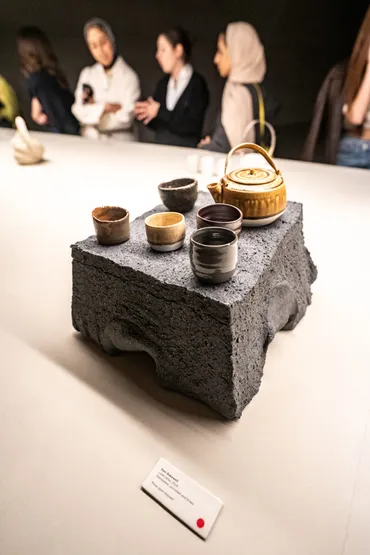 ミラノデザインウィーク2025 でロエベ(LOEWE) は建築家が手がけたティーポットのコレクションを発表。