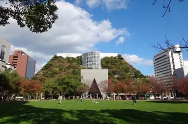 駅から5分、登頂まで10分!でも…福岡天神にある「アクロス山」は想像以上に「山」だった
