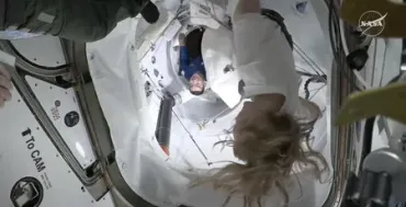 油井さん、ISS到着=米宇宙船ドッキング、大西さん出迎え
