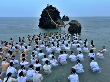 伊勢・二見興玉神社で「夏至祭」 海でのみそぎ、雨にも打たれ爽やかに