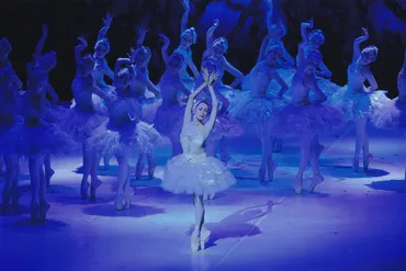 森下洋子の舞踊歴周年を記念して、フェスティバルホールで新「白鳥の湖」を上演