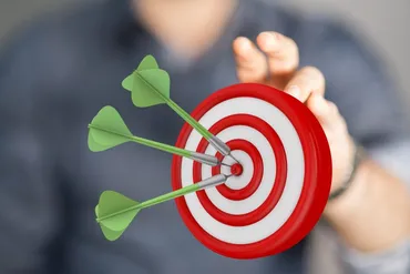 的を射る」の意味と使い方は？「的を得る」は誤用？ 