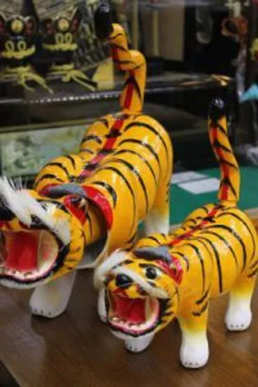 張り子の虎には魔除けの意味もあります。工房では人形制作をし ...
