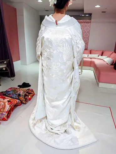 縁起のいい鶴が入った純白の白無垢」大柄な鶴の刺繍が入った豪華な白無垢です。白無垢の生地は真っ口コミ・評判