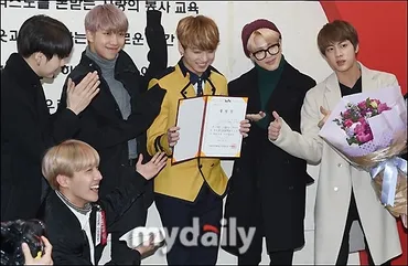 防弾少年団、ジョングクの高校卒業式に参加゛卒業おめでとう ...