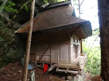 戸隠の秘境スポット!鬼女紅葉伝説の岩屋及び巌窟観音堂を訪れて ...