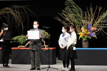 高松で「全国高校生花いけバトル」決勝戦チームが即興生け花で競う