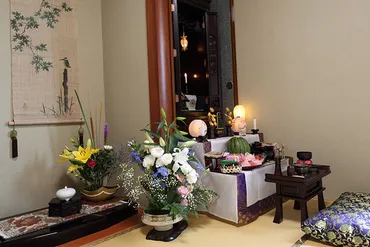 お盆の仏壇飾りの基本は「精霊棚（しょうりょうだな）」です