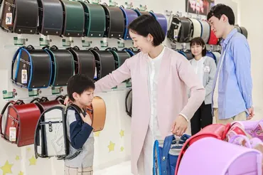 ランドセルは誰が買うべき？父方・母方の祖父母に買ってもらう際の注意点など