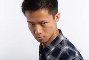 強面」の意味や読み方とは？強面でもモテる人の特徴＆強面俳優も紹介！│恋愛ノウハウを配信する 恋活・婚活トレンド情報サイト