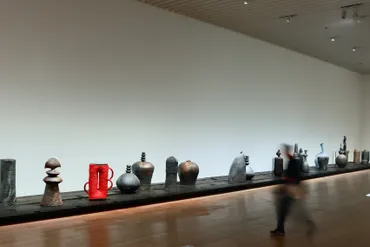 シアスター・ゲイツ展：アフロ民藝」（森美術館）レポート。ブラックカルチャー、民藝、コミュニティ──多様な文化をつなぐアートの可能性を体感