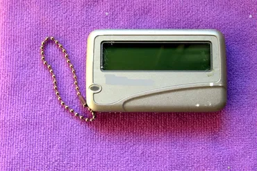 ポケベルって何？〜暗号、文化、そして終焉？〜ポケベル：懐かしの通信ツール、進化と終焉の軌跡