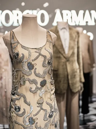 ジョルジオ アルマーニ】50年の軌跡を辿る、貴重なアーカイブ作品を銀座で展示。
