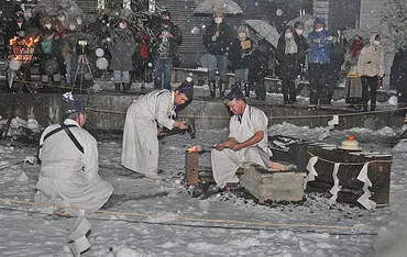 越前打刃物 初打ち力強く タケフナイフビレッジ 職人、古式鍛錬で：日刊県民福井Web