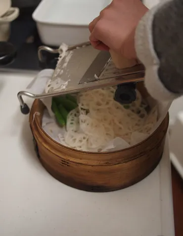 簡単で、楽しい！「ピーラー・調理ばさみ」を活用してご飯を作ってみよう♪ 