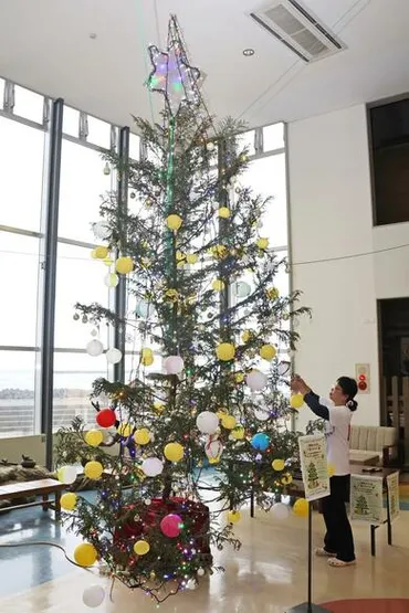 4メートルのクリスマスツリー、飾りは名産の紙風船 出雲崎町の道の駅に登場 