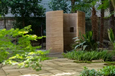 遠野未来建築事務所による、東京・千代田区の洋館 九段ハウスの日本庭園につくられた「Earth Library」。環境負荷低減の為、工事残土の建築活用の拡大を見据えたプロジェクト  