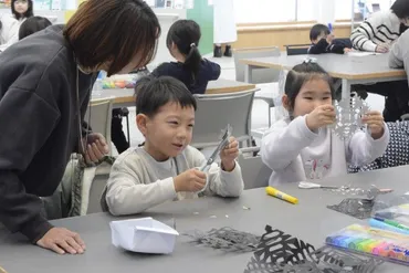 思い思いのステンドグラス風アートできたよ 八学短大生ら、子ども向けワークショップ（デーリー東北）