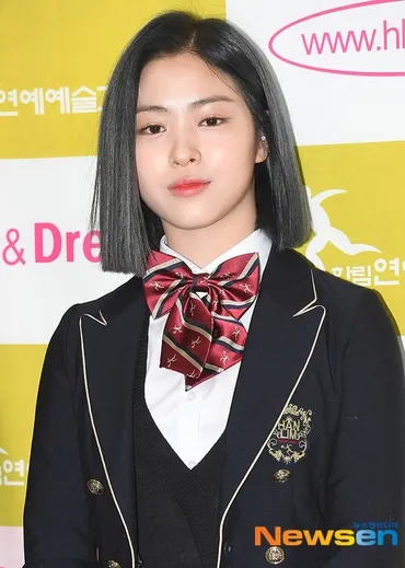 PHOTO】I.O.I出身チョン・ソミ&ITZY リュジン&チェリョンら、ハンリム芸能芸術高校の卒業式に出席…メンバーもお祝いに(動画あり)