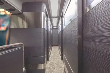 東京・大阪間で高速バスの新型車両が続々登場。個室タイプの豪華バスは「寝台列車」の代わりになるか？ 