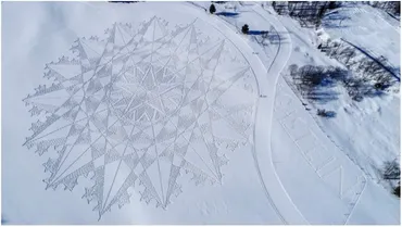 青森県・田舎館村の雪に覆われた田んぼに、足だけで描いたスノーアートがスゴすぎる！！ 