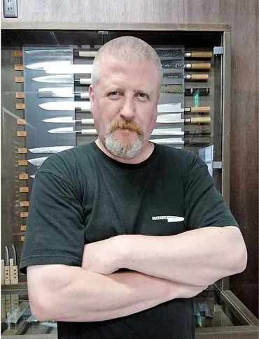 カナダ人包丁職人ビヨン・ハイバーグ氏の挑戦！ 包丁専門店タワーナイブズ大阪の魅力とは？ワーホリから包丁職人へ！タワーナイブズ大阪オーナー、ビヨン・ハイバーグ氏のサクセスストーリー