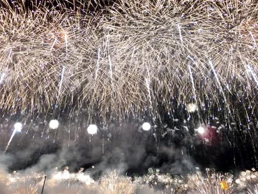 大曲の花火？ 日本三大花火大会の歴史と魅力に迫る大曲の花火：歴史、技術、そして未来への展望