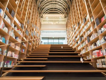 村上春樹ライブラリー」に行ってみた ラウンジやカフェで本も読める「早稲田大学国際文学館」