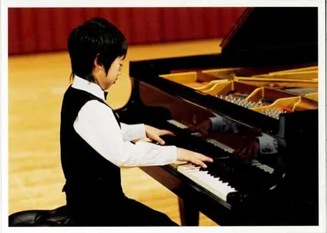 開成から東大理一、異端のピアニスト・角野隼斗「研究者ではなく音楽家の道へ。母や妹とはピアノの話で盛り上がって」【2025年下半期BEST】
