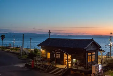 額縁の中に夕日」夏至前後、木造駅舎で見られる絶景長崎・千綿駅写真特集