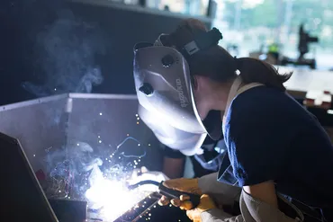 OLに大人気！『溶接女子』が大阪・難波で流行中 