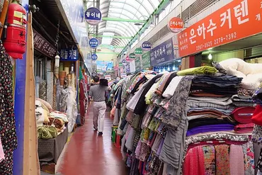 屋台だけじゃない!?広蔵市場でキレイな韓服をウォッチング ...