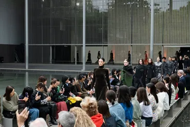 周年のスイス発「アクリス」が東京国立博物館法隆寺宝物館でファッションショーを開催。冨永愛らが年秋冬コレクションを纏う