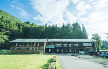 かたくりの宿〉秘境「秋山郷」の小学校に泊まる芸術祭とともに歩む宿