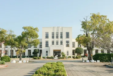 けいおん!』の聖地、豊郷小学校旧校舎群。滋賀屈指の名建築はひとりの近江商人の願いから生まれた!