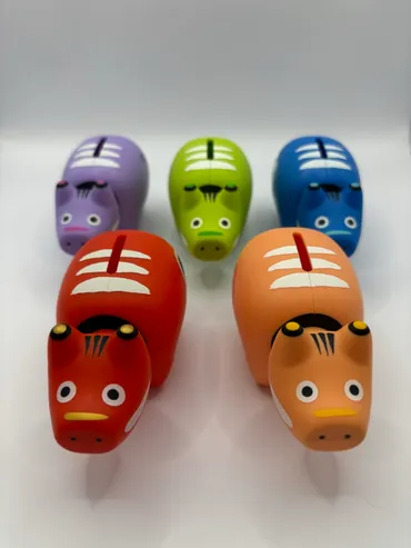 東北限定ご当地カプセルトイ】人気ヒット商品のガチャ第弾が登場!「色彩豊かなべこの貯金箱」