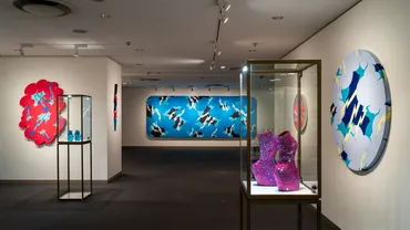 竹内真コレクション「心のレンズ」展とは？ 現代アートと家具が織りなす空間の魅力とは？竹内真氏の現代アートコレクション、WHAT MUSEUMで開催
